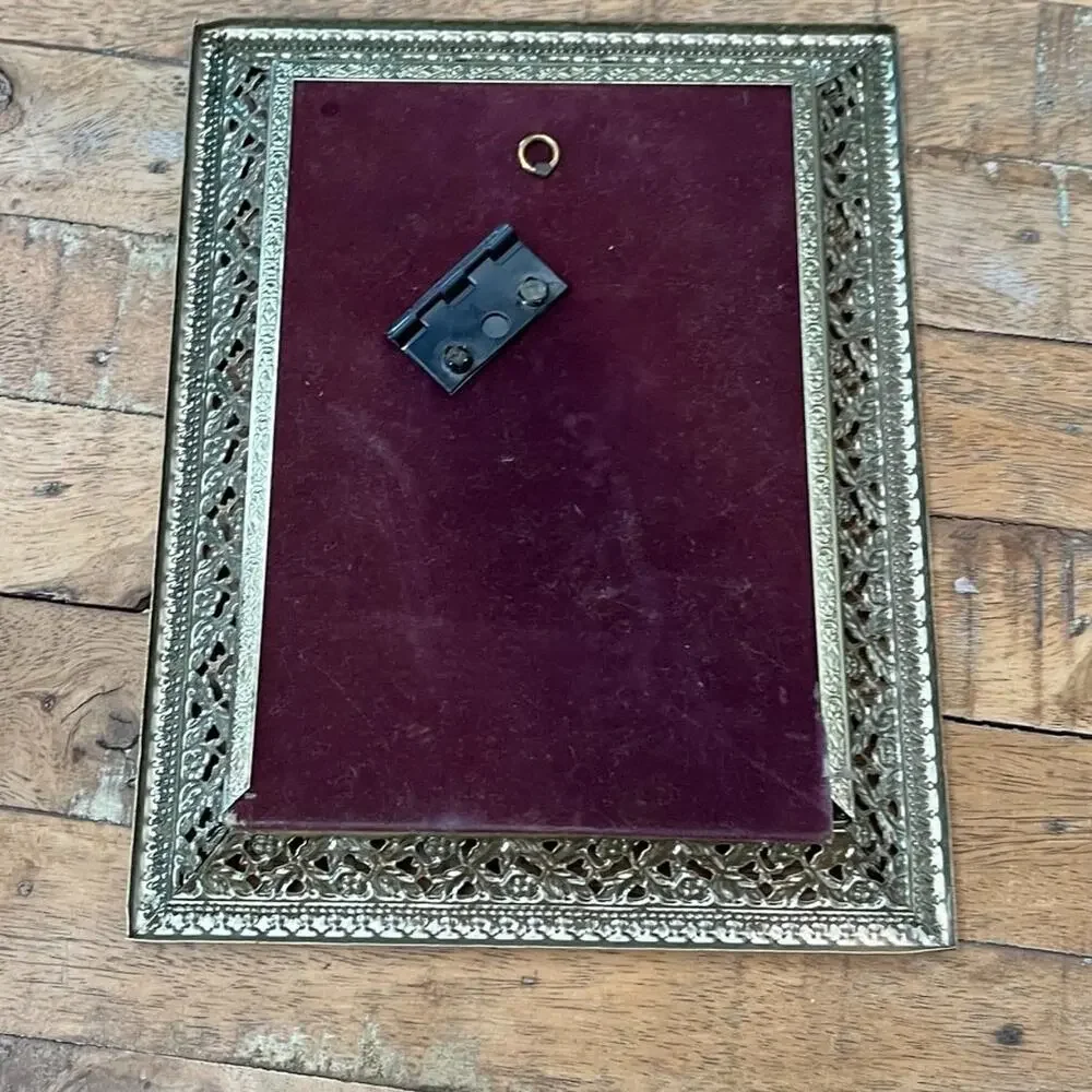 Antique-Style Picture Frame 4 in x 6 in Filigree Metal Border Cream & Gold